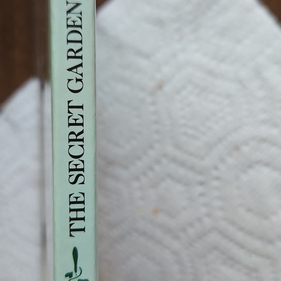 Scholastic The Secret Garden Book with Green and Brown Cover - Picture 8 of 8